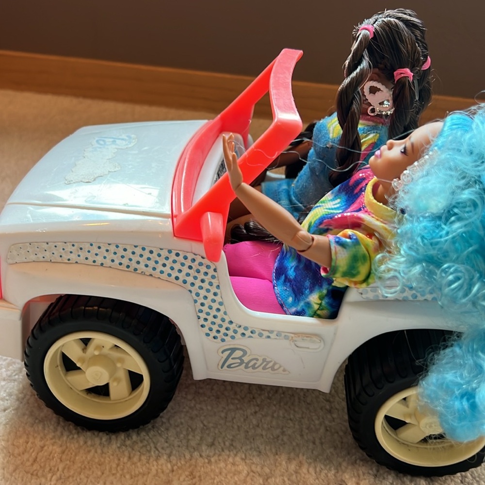 Vintage Barbie Jeep with 2 Dolls - Picture 8 of 8